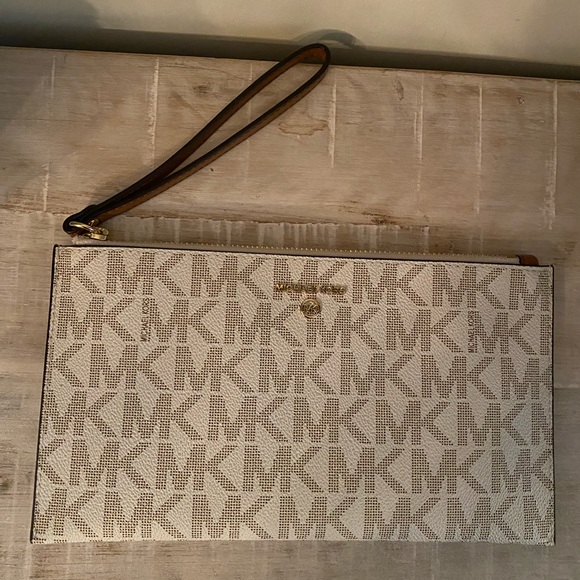 Michael Kors Handbags - Michael Kors Jet Set Extra Large zip Clutch Wristlet. NWT